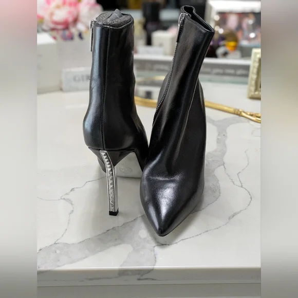 Michael Kors Elegant Black Leather Ankle Boots Size 7 - Picture 5 of 9
